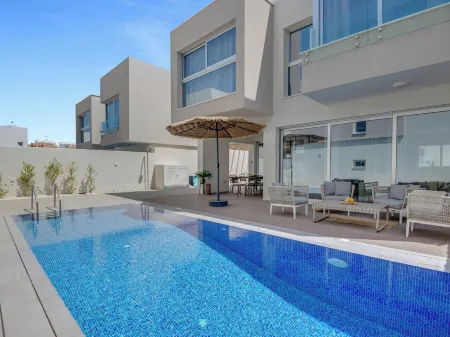 Sanders Mythical Blue - Bright 4 Bdr Villa with Pool