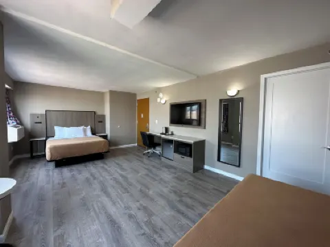 紐約拉瓜迪亞的皇家酒店套房 鄰近法拉盛草地公園（Flushing Meadows）的酒店