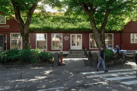 1 Bedroom Apartment / Central / Tórshavn Отели рядом с достопримечательностью «Нордик Хаус»