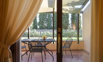 Tranquil Lantana Resort Hotel & Apartments 1 Bedroom Room Apartment Sleeps 5