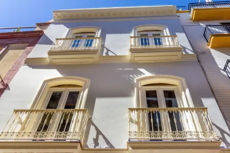 Feelathome San Lorenzo Apartments Отели рядом с достопримечательностью «Capilla de San Jose»