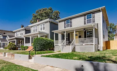 Backyard Fire-Pit, Modern, Roomy, 7 Min Downtown Hotel dekat Virginia Commonwealth University