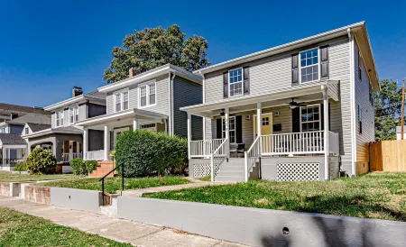 Backyard Fire-Pit, Modern, Roomy, 7 Min Downtown Отели рядом с достопримечательностью «Университет Вирджиния Коммонуэлт»