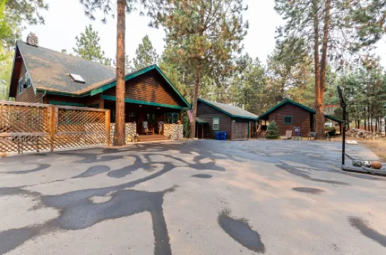 Spacious and Charming Craftsman Retreat, Six Bedrooms, Sleeps 18.