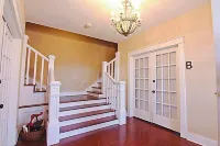 (501A) LOCATION LOCATION! DOWNTOWN! LARGE CONDO, PORCH w/CUSHIONED SEATS! Hotels in der Nähe von Children's Museum of the Shoals