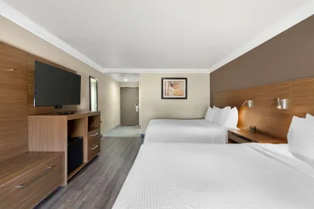 Best Western Plus Newport Mesa Inn Отели рядом с достопримечательностью «Ногачи Гарден»