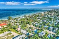 Well-Located & Equipped Beach Condo w/Shared Pool, Washer/Dryer, Free WiFi Hotels in Anna Maria