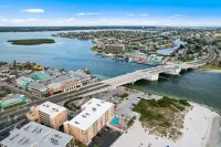 Beachfront Condo with Panoramic Views - Gorgeous Bright Retreat Hotels in Madeira Beach