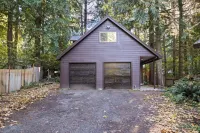 Charming Cabin with Hot Tub and Sauna - Delightful Mountain Escape