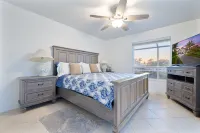 Boat Lift and Expansive Canal Views - Tranquil Waterfront Haven Hotel di Cape Coral