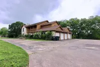 Riverside Escape - Waterfront, Spacious, Sunny Oasis