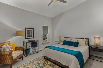 Modern Comfort and Prime Location Amenities - Chic Stylish Retreat