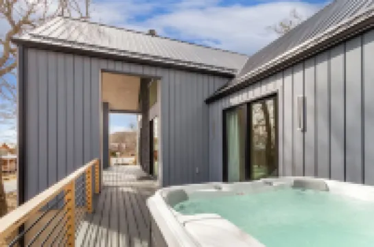 Modern Cabin with Hot Tub and Scenic Views - Inviting Mountain Retreat