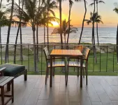 Oceanfront Gem, Top Floor Views & Gorgeous Sunsets, King Bed, Full AC, Dual Bath Sink, Fast WiFi Hotels in Kīhei