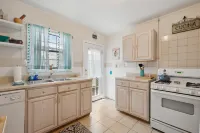 Artistic Decor and Cozy Patio - Charming Historical Retreat