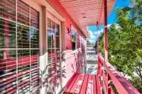 Beach Condo Near the Beach, Shared Pool, and High-Speed WiFi Hotels in Anna Maria