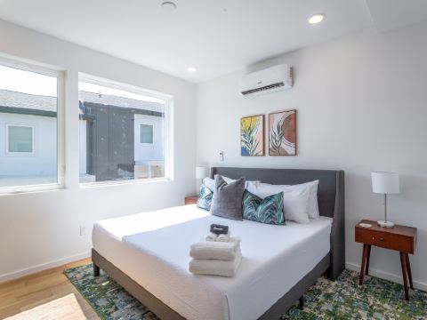 Scenic Top Deck and Modern Comforts - Stylish Retreat