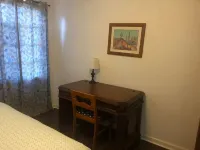 The Desert Rose: Cheerful 3 Bedroom in Great Location!