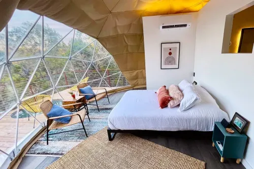 Luxury Glamping in Treetop Dome + Dip Pool Hôtels à : Comte de Burnet