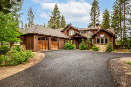 Private Hot Tub and Access to Caldera Springs Amenities - Serene Oasis