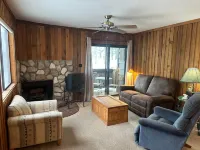 Mountain Views and Cozy Balcony - Charming Apartment Retreat Hotels in Red River