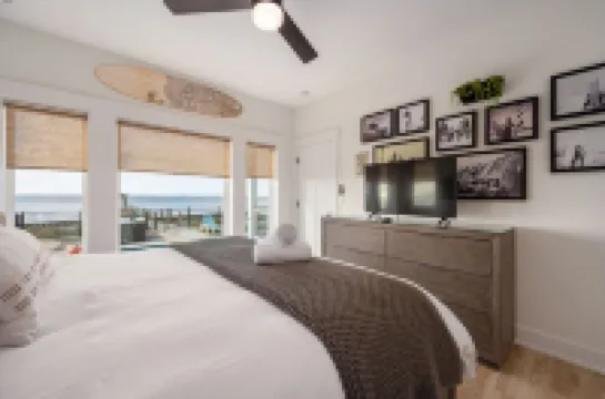 Stunning Views and Private Pool - Luxurious Waterfront Oasis