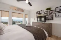 Stunning Views and Private Pool - Luxurious Waterfront Oasis