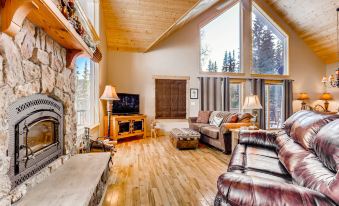 Expansive Windows and Cozy Fireplace - 0222l12000klfx73nDF2E R 339 206 R5 D