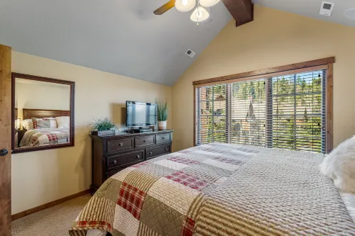 Ski-In/Ski-Out and Hot Tub Experience - Charming Cozy Retreat Hotels in Cascade