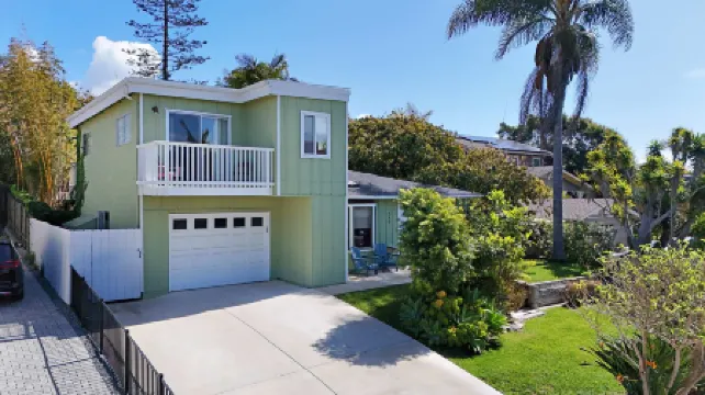 Inviting Backyard and Close to Beaches - Beautiful Charming Retreat
