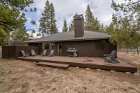 Private Hot Tub, Spacious Deck, Gas BBQ and Bikes - Cozy Getaway