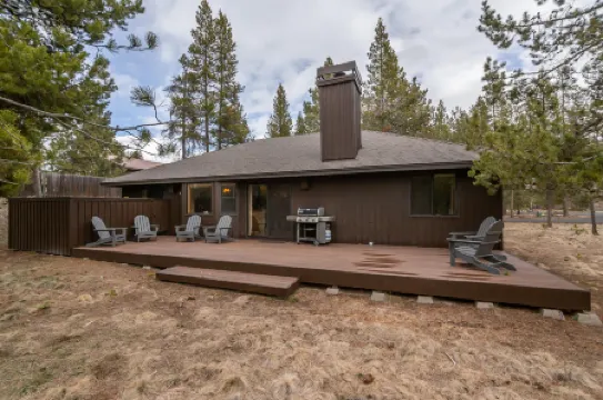 Private Hot Tub, Spacious Deck, Gas BBQ and Bikes - Cozy Getaway