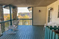 Comfortable, 2nd-floor condo with balcony, washer/dryer, pools, & clubhouse Hotels in Oliver Township