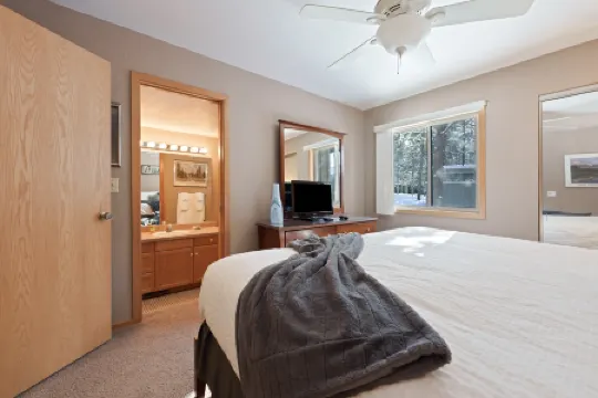 Private Hot Tub and Scenic Deck Views - Stunning Golf Course Retreat