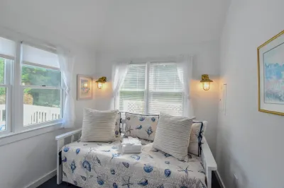 Large Outdoor Deck and Close to Nauset Beach - Charming Cottage Hotels near Church of the Transfiguration