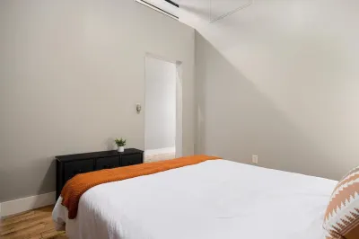 Cooperage 214 | Chic Loft near OSF | Peoria Các khách sạn gần Limelight Eventplex