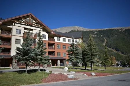 Steps to Chairlifts and Hot Tubs - Stunning Copper Mountain Retreat