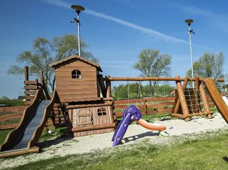 Lovely House Overlooking the Lake, Near the Sea, Ideal for 9 People Отели в г. Koszalinski