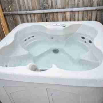 10 Min Walk to Lake + HOT TUB Fitness & Recreational Facilities