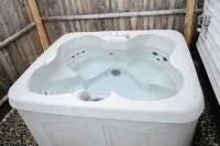 10 Min Walk to Lake + HOT TUB