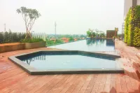 Comfy and Tranquil Studio Apartment Springwood Residence Hoteles en North Panunggangan
