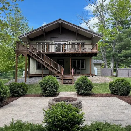 Beautiful Chalet Style Home with Seasonal Mountains Views in North Conway, NH