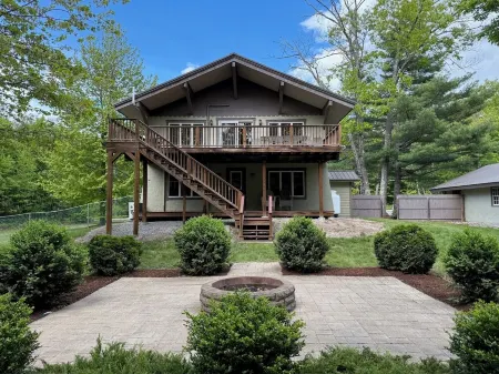 Beautiful Chalet Style Home with Seasonal Mountains Views in North Conway, NH Отели в г. Норт-Конуэй