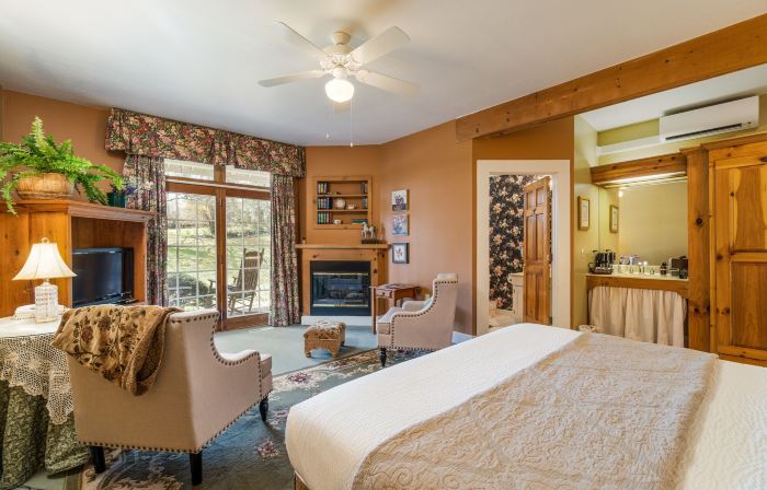 Highland Lake Inn & Resort - Flat Rock