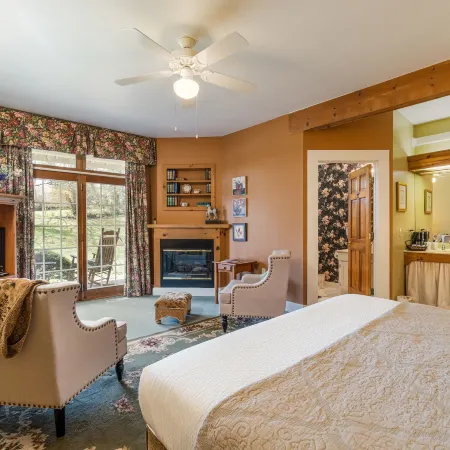 Highland Lake Inn & Resort - Flat Rock