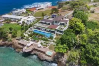 Gorgeous Beach House Perched Right Over the Ocean Hotel di 