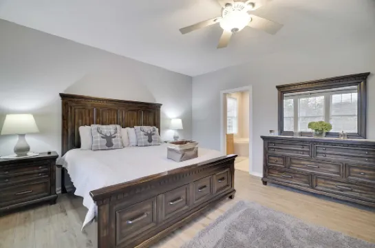 The Nest at Pinecrest by AvantStay Hot Tub Spacious Deck Game Room Fire Pit