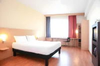 Ibis Douai Centre Hotels in Roost-Warendin