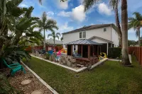 Gorgeous Urban Oasis W/Hot Tub, Heated Pool and Private Movie Theater 3 Bedroom Home by Redawning Hotels in Melbourne