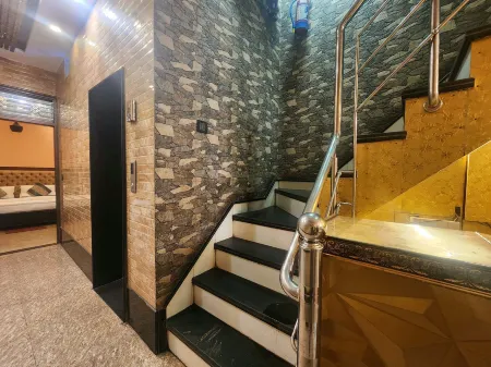 Hotel Sonic Palace Отели рядом со станцией Anand Vihar